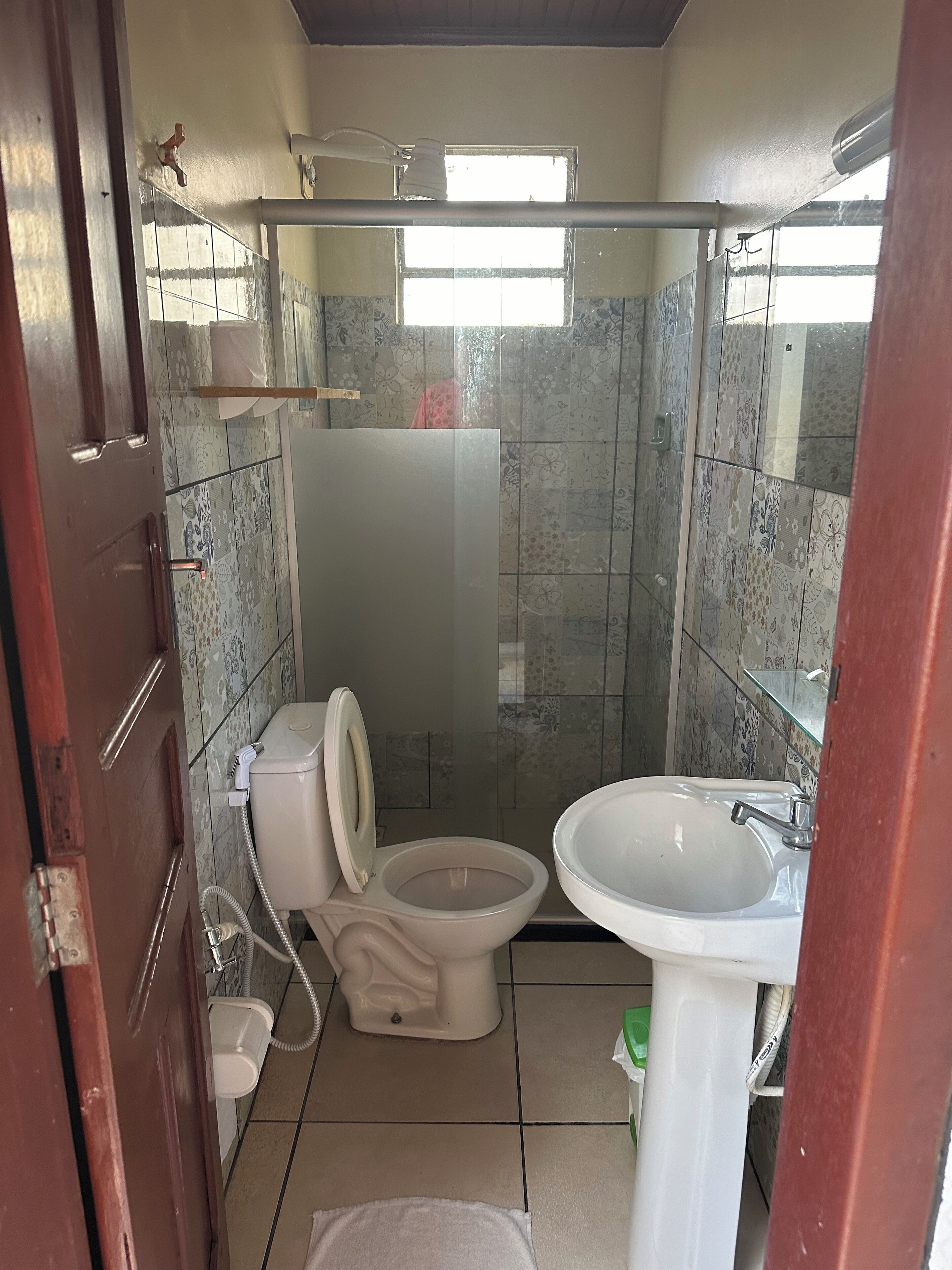 Habitación triple básica | Baño | Ducha, toallas y jabón