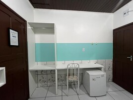 Escritorio, wifi gratis y acceso para silla de ruedas 