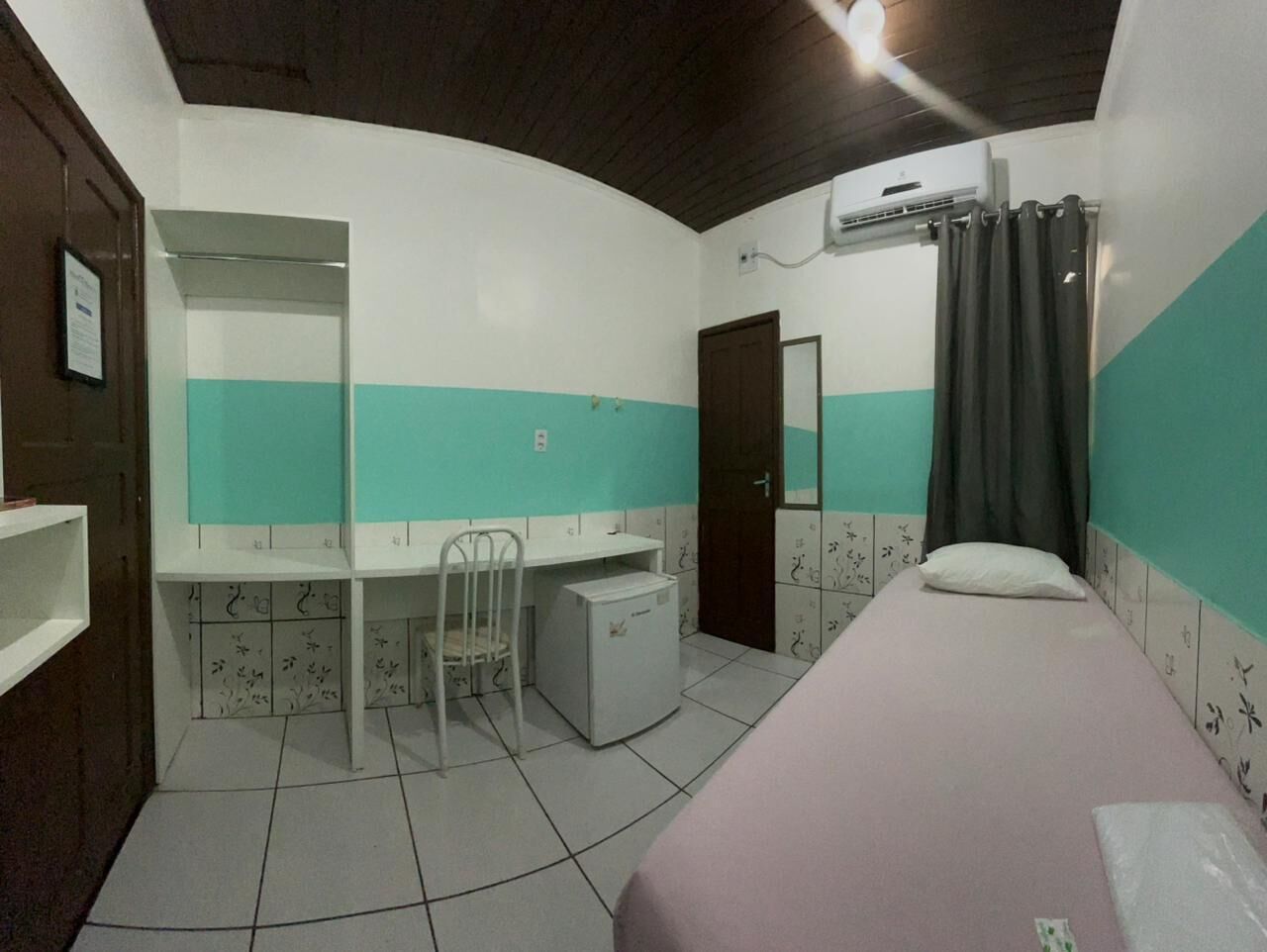 Phòng đơn cơ bản | Phòng tắm | Buồng tắm vòi sen, khăn tắm, xà phòng 