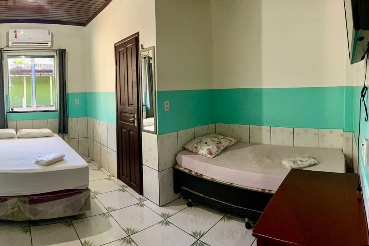 Basic Triple Room | Meja, Wi-fi percuma, akses kerusi roda