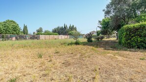 A rural landscape with a fence, trees, and a small building. - Beautiful home in Le Muy with WiFi (Le Muy)