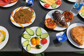 بوفيه فطور مجانًا يوميًا