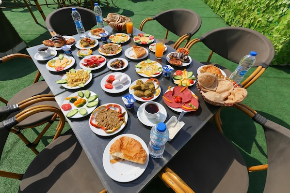 Free daily buffet breakfast 