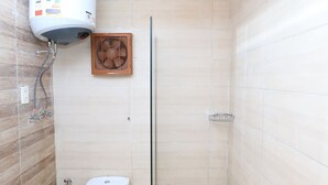 Habitación doble estándar, vista a la montaña | Baño | Amenidades de baño gratuitas, secadora de cabello, toallas, jabón 
