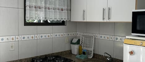 Kühlschrank, Mikrowelle, Herdplatte, Mixer