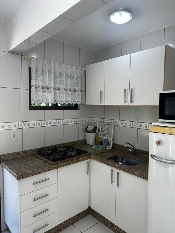 Kylskåp, mikrovågsugn, spishäll och mixer