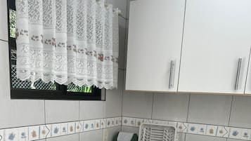 Refrigerador, microondas, placa de cocina, licuadora