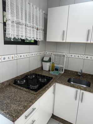 Réfrigérateur, micro-ondes, plaque de cuisson, blender