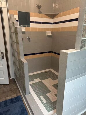 Dusche, Handtücher, Toilettenpapier