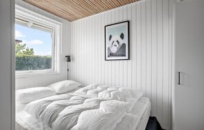 2 bedrooms, travel cot, free WiFi