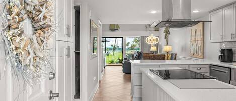 Jääkaappi, mikroaaltouuni, uuni, liesi