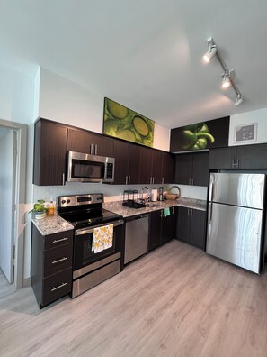 Microondas, horno, placa de cocina y lavavajillas