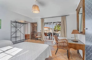 5 bedrooms, iron/ironing board, WiFi, bed sheets