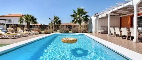 Utendørsbasseng og et oppvarmet basseng