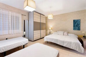 5 bedrooms, iron/ironing board, WiFi, bed sheets