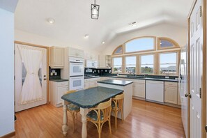 Fridge, microwave, oven, stovetop - 1397 - Sunshine Stars, a 5-bed, 4.5-bath Corolla home ideal for family getaways. (Corolla)