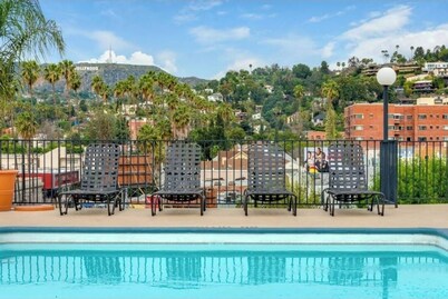 Snazzy 1-Bed Apartment with Rooftop Pool & Hollywood Sign View