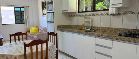 ثلاجة، ميكروويف، موقد طهي مسطح، خلاط