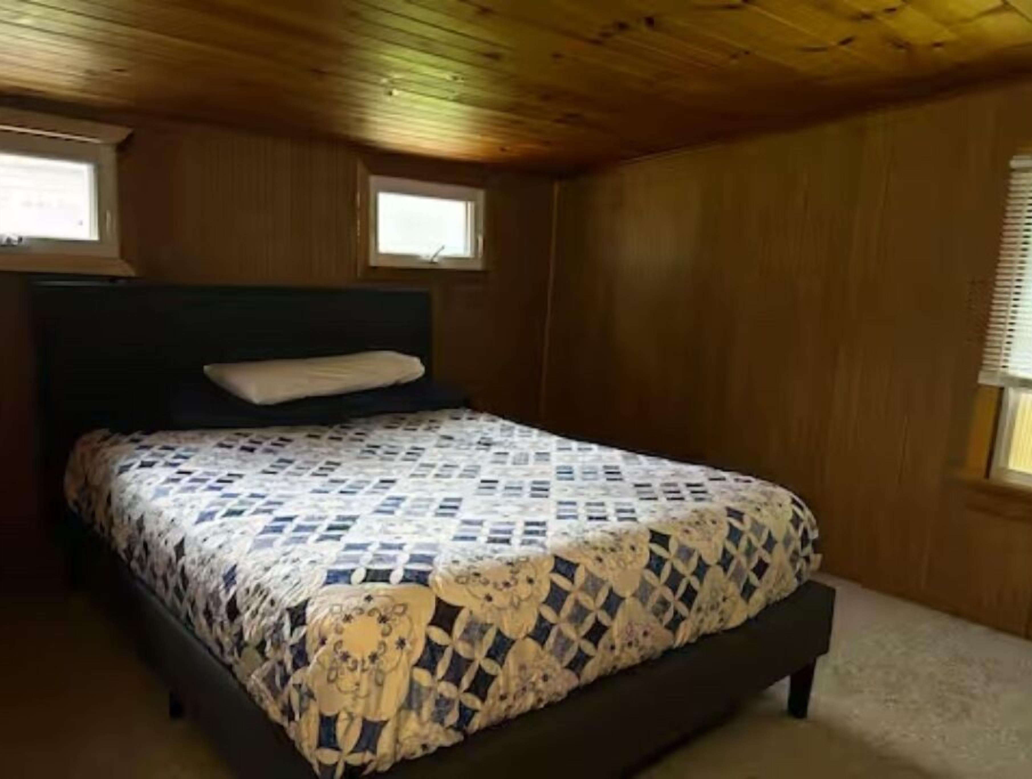 5 bedrooms, internet, bed sheets