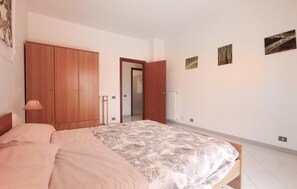 2 bedrooms, travel cot, free WiFi