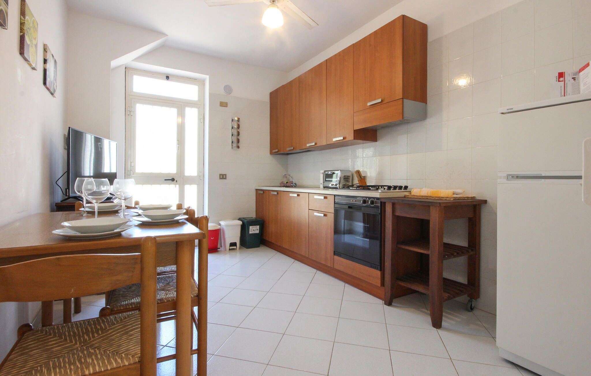 Frigorifero, forno, piano cottura, pentole/stoviglie/utensili