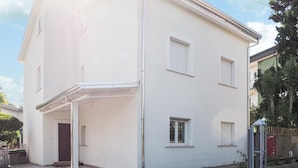 A two-story building with a covered entrance and a small porch. - Awesome apartment in Capaccio Paestum with WiFi (Capaccio Paestum)