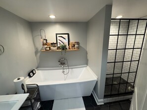 Shower, hair dryer, towels, soap - Charming 2-bedroom, 2-bathroom house in peaceful Mount Rainier. (Mount Rainier)