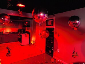 Een microgolfoven, een oven, een kookplaat