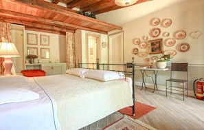 5 bedrooms, free WiFi, bed sheets