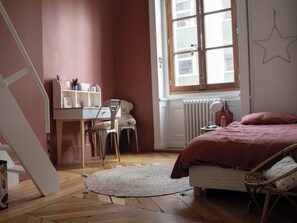4 habitaciones, escritorio, tabla de planchar con plancha y wifi 