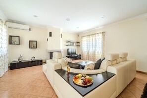 Télévision, cheminée