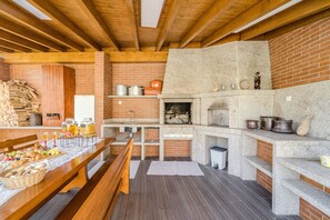 Dining - Casa Ar-Belo by House and People  (Carapeços)