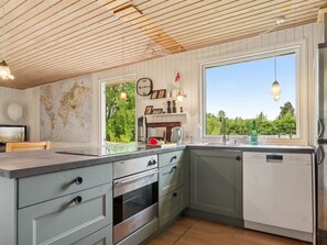Réfrigérateur, micro-ondes, lave-vaisselle, chaise haute