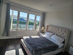 3 slaapkamers, een strijkplank/strijkijzer, gratis wifi, beddengoed