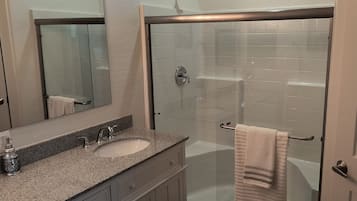 Douche, sèche-cheveux, serviettes fournies, savon