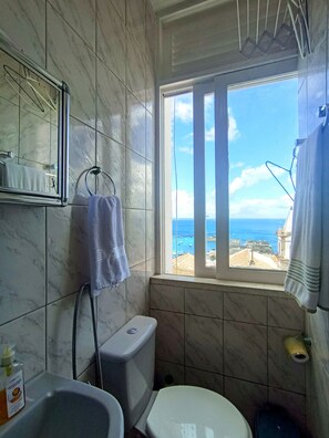 Regadera, toallas, jabón, papel de baño 