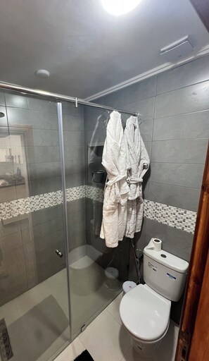Chuveiro, secador de cabelo, toalhas de banho, sabonete