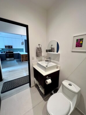 Suihku, hiustenkuivaaja, pyyhkeet, saippua