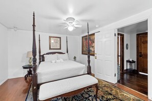4 bedrooms, iron/ironing board, WiFi, bed sheets