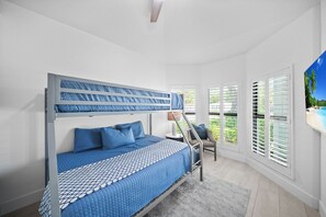 4 Schlafzimmer, Schreibtisch, BĂŒgeleisen/BĂŒgelbrett, kostenloses WLAN