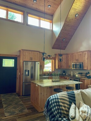 Réfrigérateur, four à micro-ondes, un four, surface de cuisson