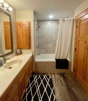 Jetted bath, hair dryer, towels, soap - New Listing Gull Lake East Side 2bed/1bath guesthouse in charming Nisswa (Nisswa)