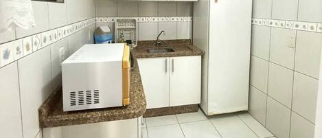 Kühlschrank, Mikrowelle, Herdplatte, Mixer