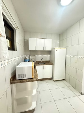 Fridge, microwave, stovetop, blender