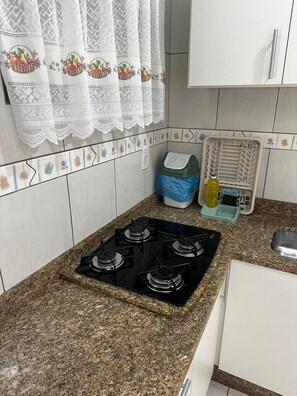 Fridge, microwave, stovetop, blender