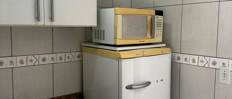 冷蔵庫、電子レンジ、コンロ、ミキサー