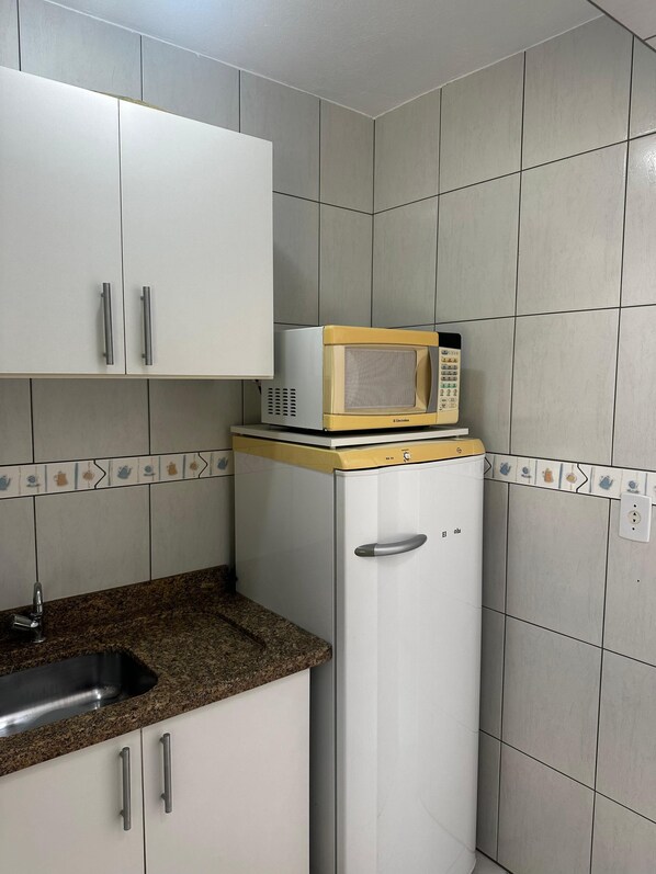 Kühlschrank, Mikrowelle, Herdplatte, Mixer