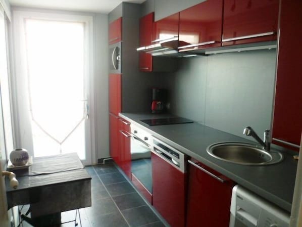 Fridge, oven, cookware/dishes/utensils