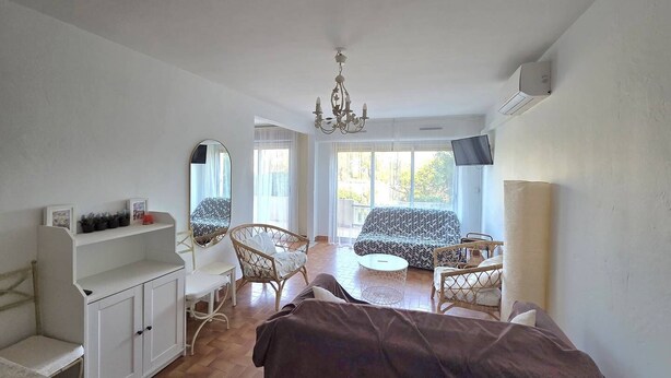 A room with a sofa, chairs, a small table, a mirror, and a television. - CAP D'AGDE - Plage du Môle / Réf 405 (CAP D'AGDE)