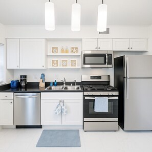 ثلاجة، ميكروويف، فرن، موقد طهي مسطح